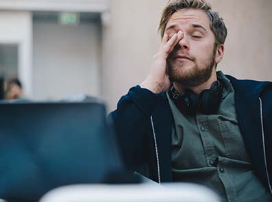 Trött man på kontoret. Nästäppa, nysningar, kliande och rinnande näsa är huvudsakliga symtomen som förknippas med AR