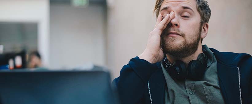 Trött man på kontoret. Nästäppa, nysningar, kliande och rinnande näsa är huvudsakliga symtomen som förknippas med AR
