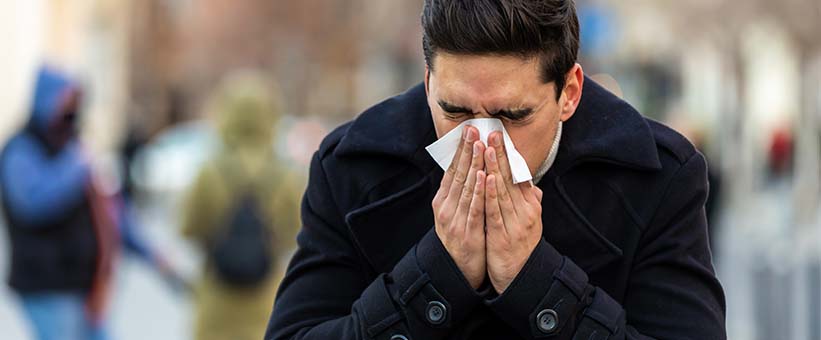 Doktor med patient, allergiska besvär.