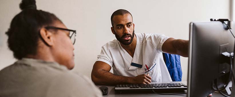 Doktor med patient, allergiska besvär.