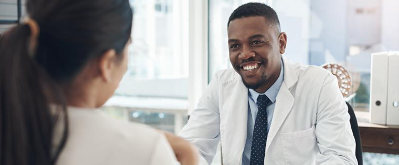 2.1.5_patient_doctor_821x340px): Doktor med patient, allergiska besvär.